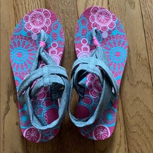 Girls Sketchers thong sandals. NWOT. Size 2.